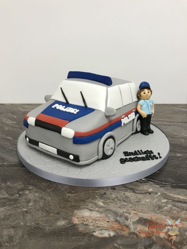 3D Torte - Polizeiauto in den Farben silber, blau und rot. Daneben steht der frisch gebackene Polizist.