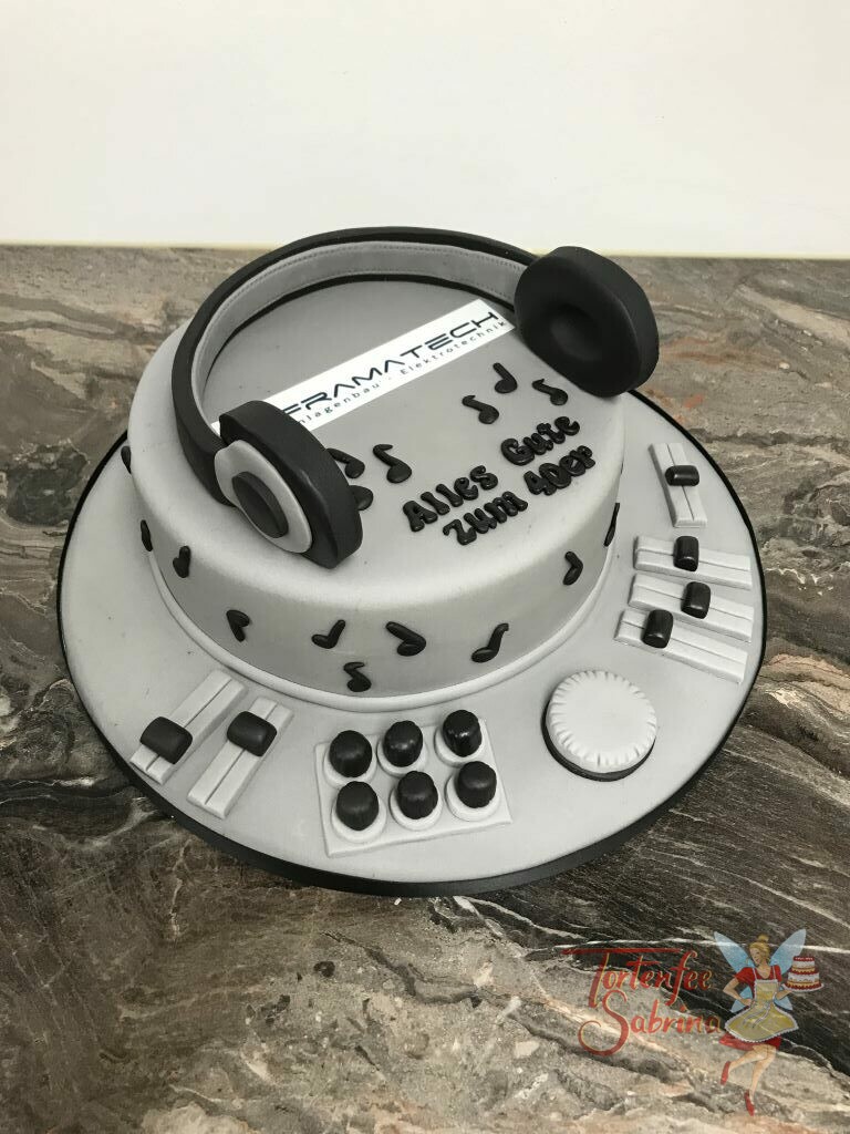 Geburtstagstorte Erwachsene - DJ-Kopfhörer mit DJ-Pult zieren diese Torte für einen Mitarbeiter der Firma Farmatech.