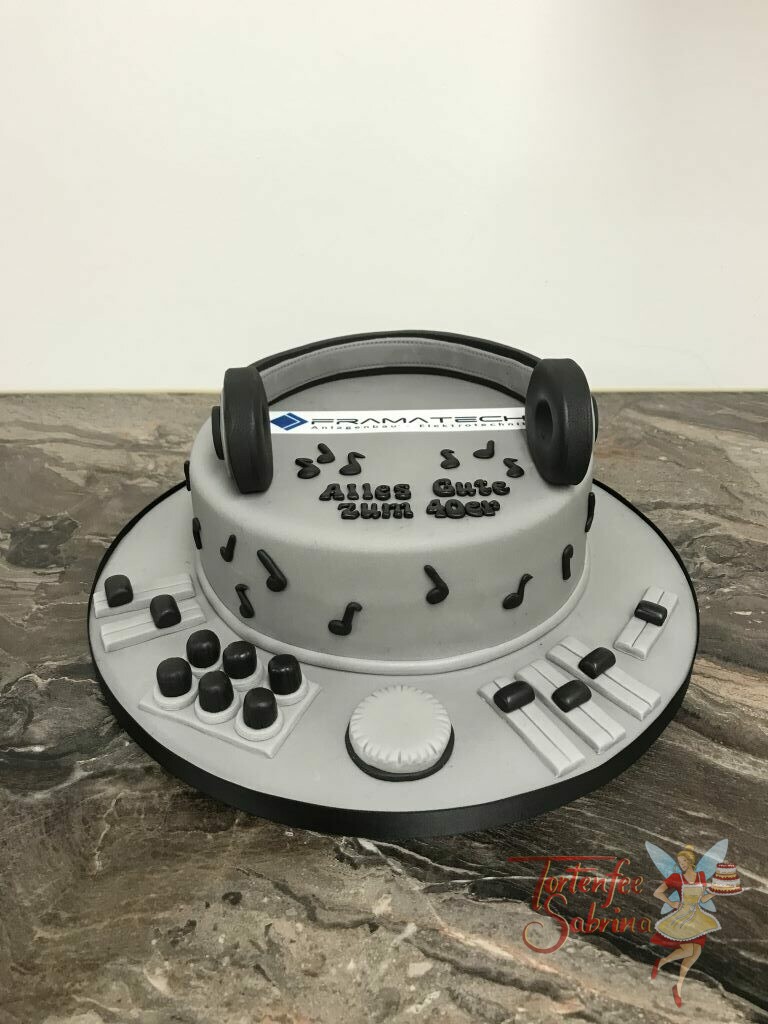 Geburtstagstorte Erwachsene - DJ-Kopfhörer mit DJ-Pult zieren diese Torte für einen Mitarbeiter der Firma Farmatech.
