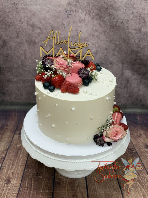 Anlasstorte - Alles Liebe für Mama steht auf dem personalistern Caketopper aus Holz, verziert wurde die Torte mit Blumen und Perlen.