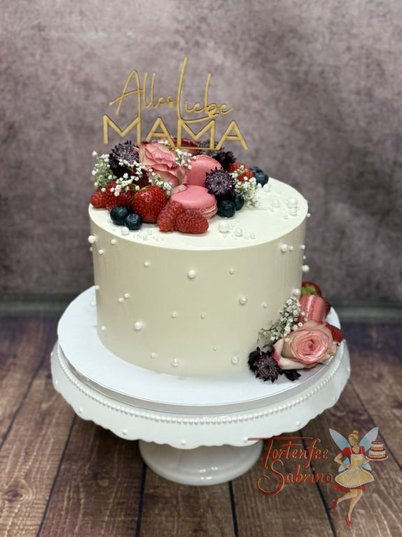 Anlasstorte - Alles Liebe für Mama steht auf dem personalistern Caketopper aus Holz, verziert wurde die Torte mit Blumen und Perlen.
