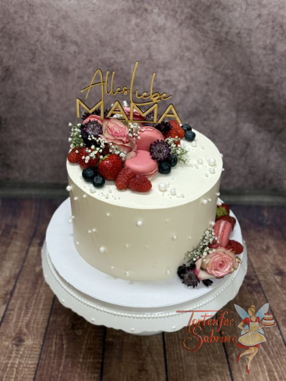Anlasstorte - Alles Liebe für Mama steht auf dem personalistern Caketopper aus Holz, verziert wurde die Torte mit Blumen und Perlen.