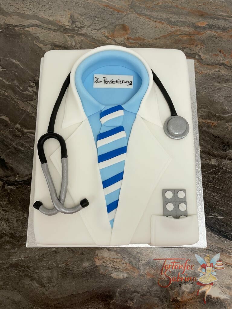 Anlasstorte - Arztkittel mit Stethoskop und Tabletten in der Tasche wurde hier modelliert, darunter sieht man das blaue Hemd mit Krawatte.