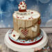 Anlasstorte - Cupcake mit Herzchen ziert ganz oben die Torte, seitlich wurde sie mit Herzen und Briefen dekoriert.