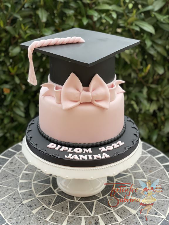 Anlasstorte - Das rosa Diplom, hier bildet der Hut mit der zart rosa Schleife den oberen Abschluss der Torte.