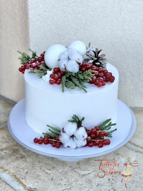 Anlasstorte - Der Winter kommt, die Torte wurde mit Schnee, Zapfen, Zweigen und roten Beeren liebevoll verziert.