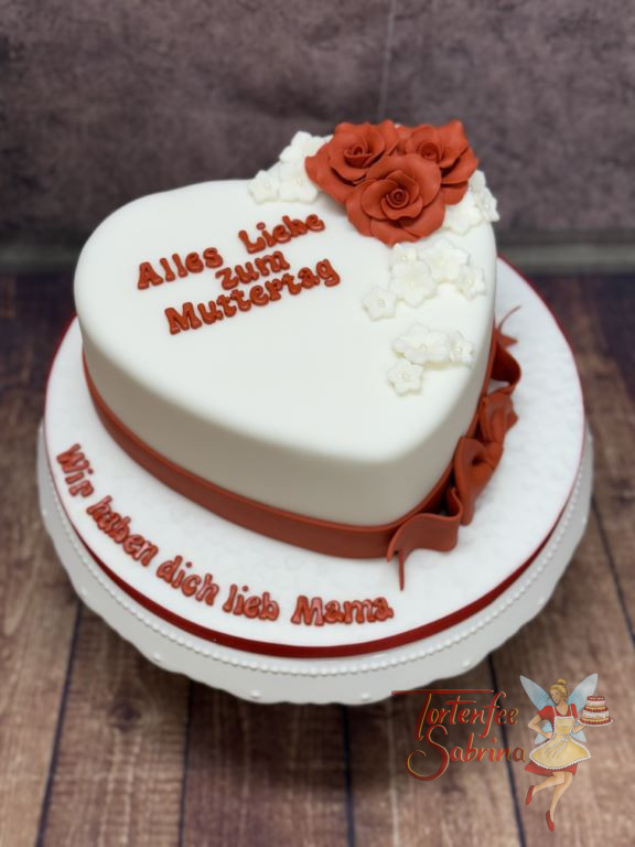 Anlasstorte - Ein Herz für jede Mutter mit roten Rosen und einer Torte in Form des weißen Herzen.