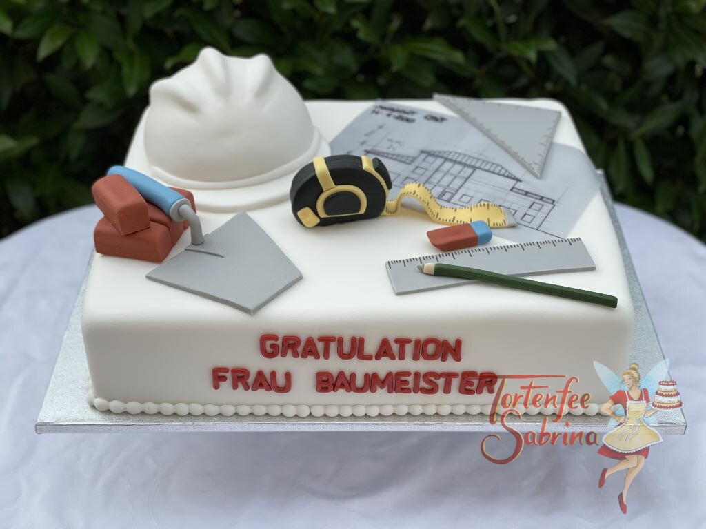 Anlasstorte - Frau Baumeister ist in roten Buchstaben auf die Torte geschreiben, auf der Torte ist ein weißer Helm und ein Plan.