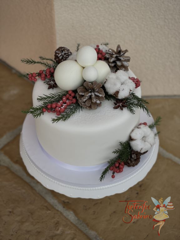 Anlasstorte - Frohe Weihnachten ist das Motto der Torte. Sie wurde mit Zweigen, Bockerl und roten Beeren verziert.