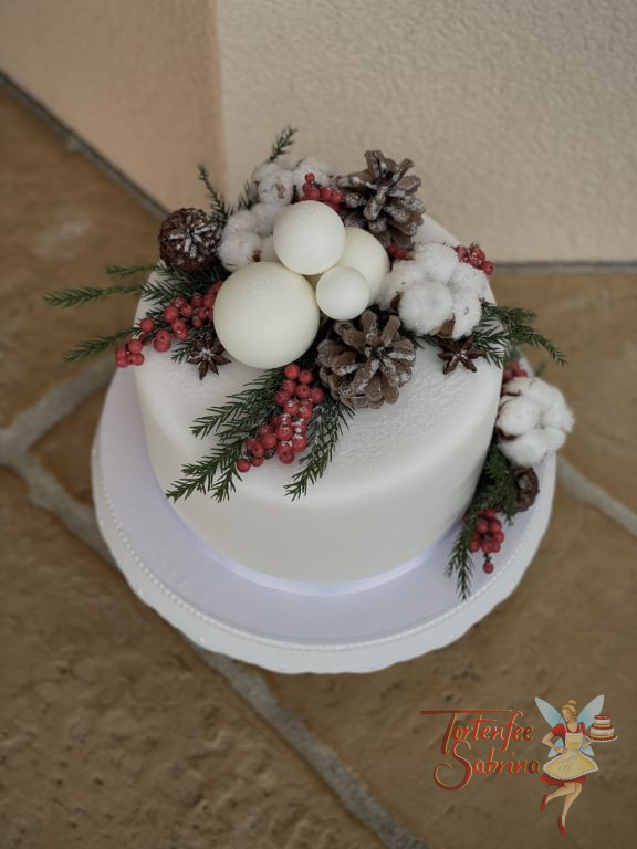 Anlasstorte - Frohe Weihnachten ist das Motto der Torte. Sie wurde mit Zweigen, Bockerl und roten Beeren verziert.