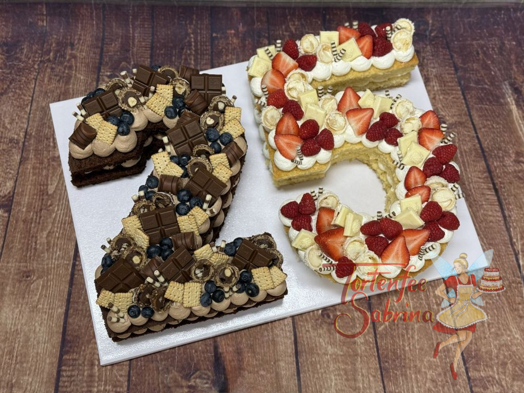 Anlasstorte - Fruchitge 25, hier wurde die 2 dunkel gebacken und mit Heidelbeeren und Schokolade verziert und die 5 hell gebacken.