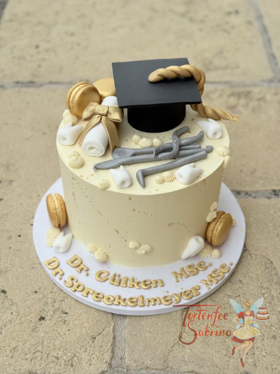 Anlasstorte - Goldene Kordel verziert den Diplomhut welcher sinngemäß für den erflogreichen Abschluss des Studiums steht.