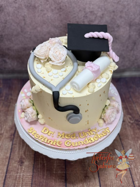 Anlasstorte - Kleiner Doctorhut und das Diplom verzieren neben dem Stetoskop die Torte für die neue Ärztin.