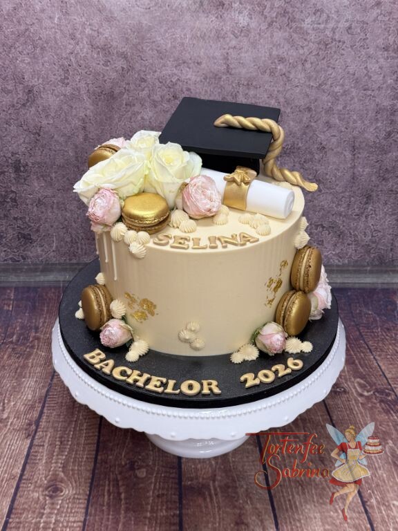 Anlasstorte - Vergoldeter Abschluss wird hier noch im Schrift und Macarons unterstrichen, fehlen darf die Urkunde nicht.