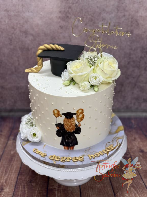 Anlasstorte - Weiße Perlen verzieren seitlich die Torte, vorne ist die glückliche Absolventin zu sehen,oben ist noch ein goldener Caketopper.