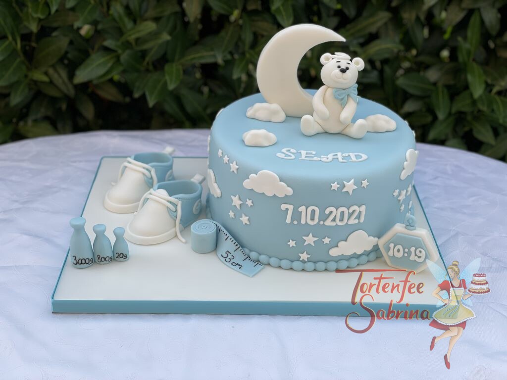Babytorte - Weißer Bär mit Mond und vielen Sternen und Wolken. Unten wurde auf der Torte die Maße dargestellt.