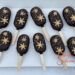 Cakesicles - Schokolade mit goldener Schneeflocke und goldenen Zuckerstreuseln runden die schöne Verzierung ab.