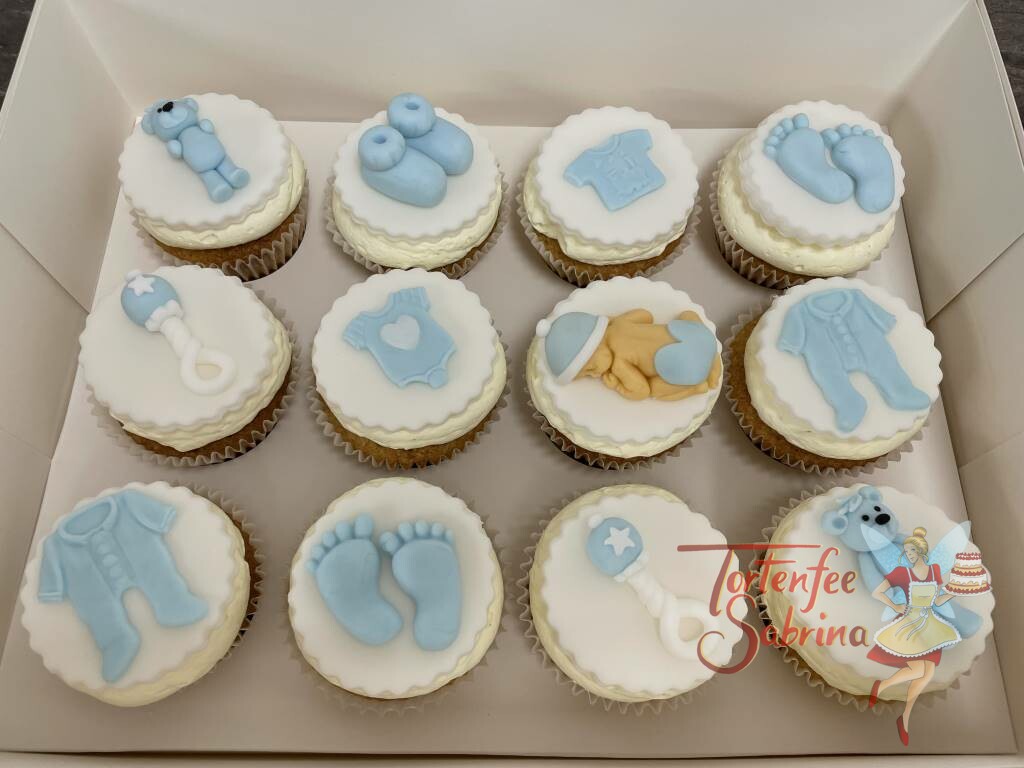 Cupcakes - Baby mit Lieblingssachen wie Rassel, Strampler, Schüchen und Kuschelbär in der Farbe blau.