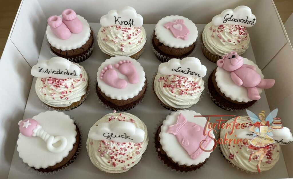 Cupcakes - Baby und Schüchen sowie Babykleidung, die Cupcakes wurden auch noch mit Glückwunschworten verziert.