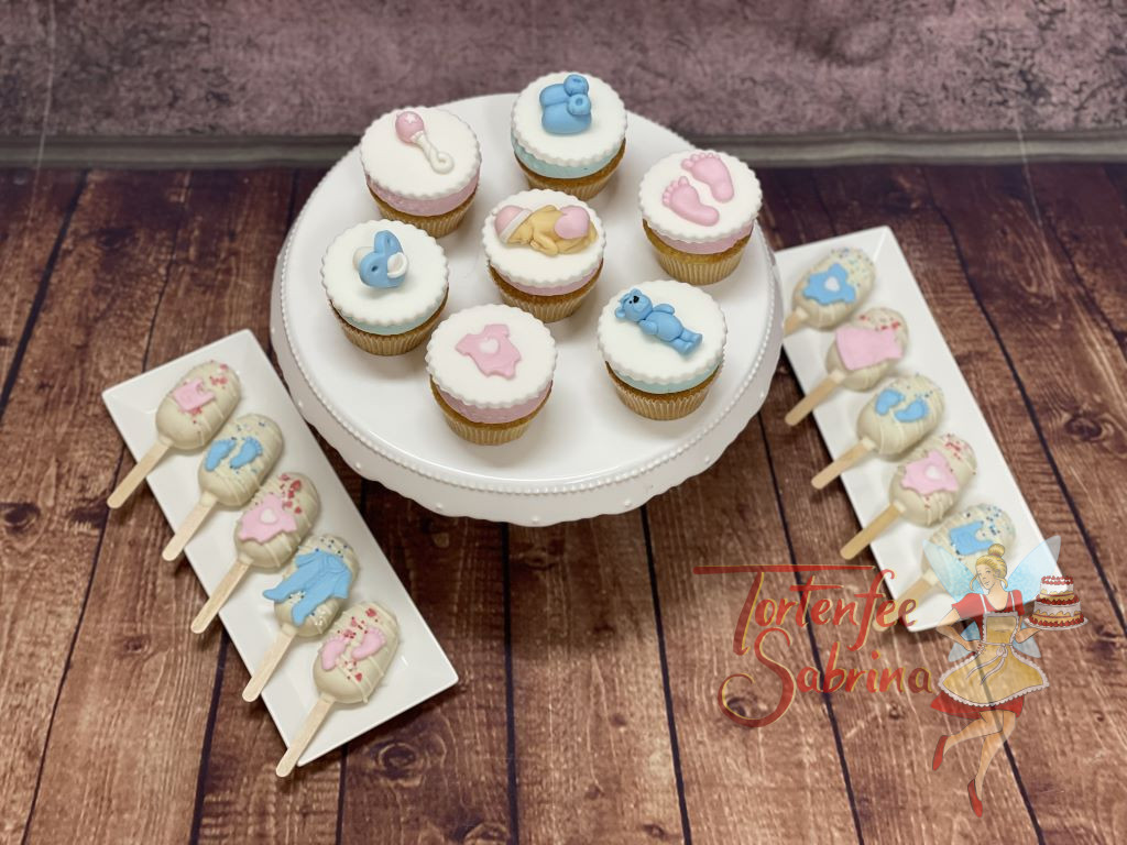Cupcakes - Bub oder Mädchen ist hier die Frage, dafür wurden die Cupcakes und Cakesicles in rosa und blau dekoriert.