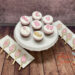 Cupcakes - Kleine rosa Babysachen wurden hier mit aller Liebe zum Detail auf den Cupcakes und den Cakesicles plaziert.