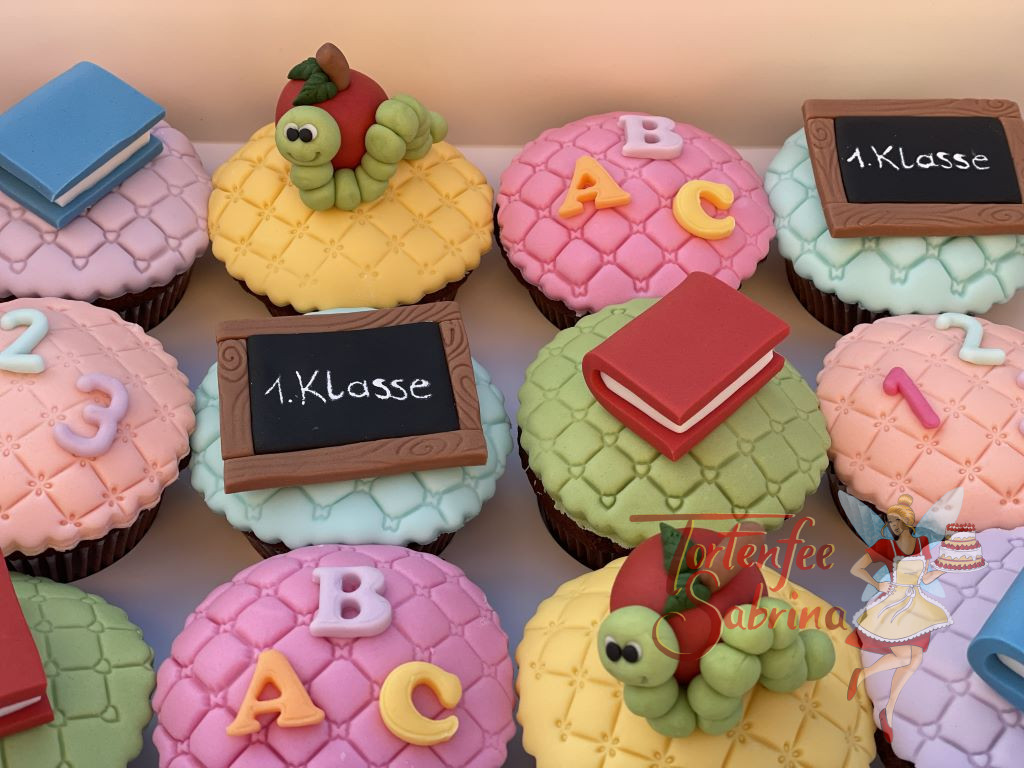 Cupcakes - Schulanfang steht vor der Tür, auf den Leckerbissen sind eine Tafel, ein Bücherwurm und das ABC abgebildet.