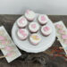 Cupcakes und Cakesicles - Rosa Babysachen, wie ein Kleid, Teddybär, Schnuller und Babyschüchen zieren diese wunderbaren Süßigkeiten.