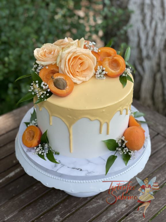 Drip Cake - Alles Marille mit ein paar apriko-farbenen Rosen verzieren den Drip Cake wobei der Drip ebenfalls eingefärbt wurde.