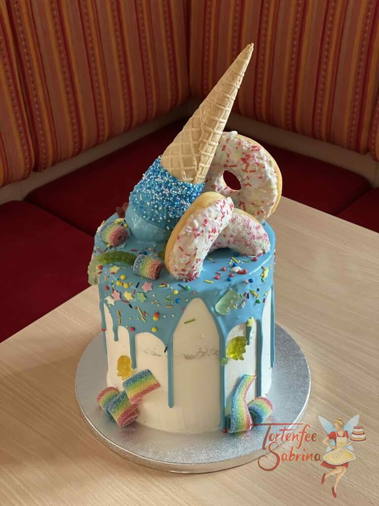 Drip Cake - Eis steht auf dem Kopf und läuft in Form des Drip über die Torte, ebenfalls wurde die Torte mit Süßigkeiten verziert.
