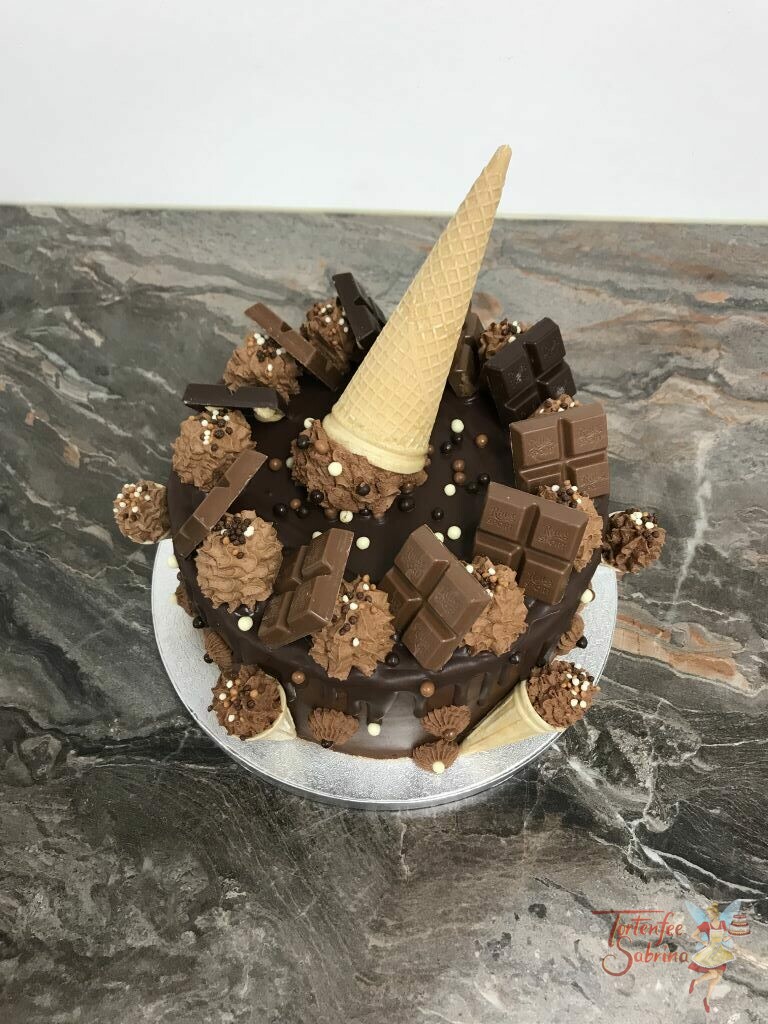 Drip Cake - Eisstanitzel mit Schokolade, diese Torte wurde mit viel Creme und Schokolade verziert, mit auf der Torte sind Eisstanitzel.