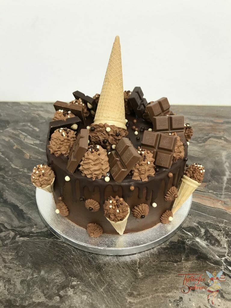Drip Cake - Eisstanitzel mit Schokolade, diese Torte wurde mit viel Creme und Schokolade verziert, mit auf der Torte sind Eisstanitzel.