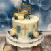 Erstkommunionstorte - Blaue Akzente verzieren neben dem Blattgold und den Macarons die Torte mit einem Caketopper aus Holz.