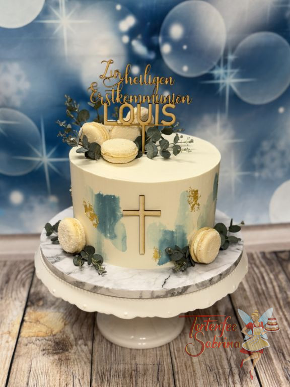 Erstkommunionstorte - Blaue Akzente verzieren neben dem Blattgold und den Macarons die Torte mit einem Caketopper aus Holz.