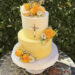 Erstommunionstorte - Gelb mit Blattgold, hier verzieren gelbe Rosen auf zwei Gelbtönen die Torte mit goldenem Caketopper.