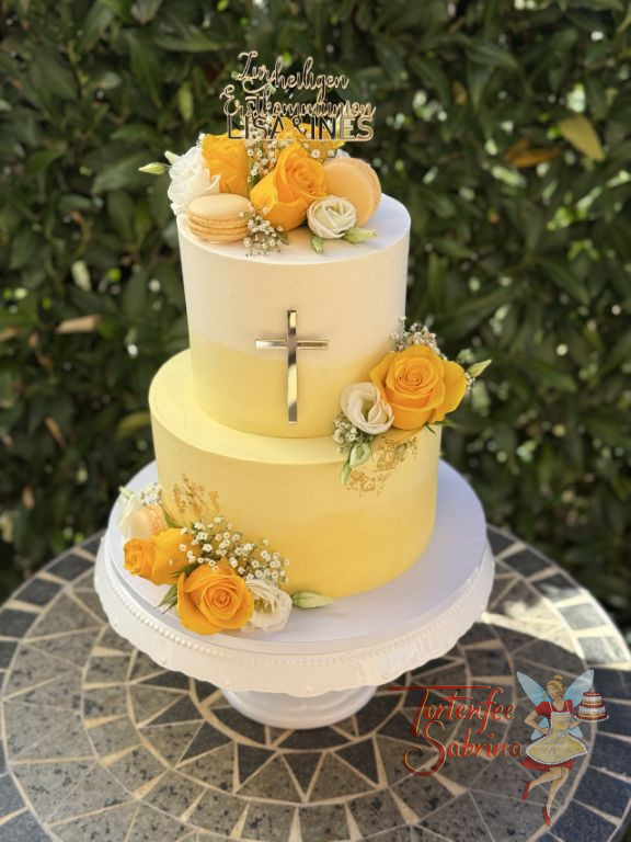 Erstommunionstorte - Gelb mit Blattgold, hier verzieren gelbe Rosen auf zwei Gelbtönen die Torte mit goldenem Caketopper.