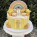 Erstkommunionstorte - Gelbe Rosen verzieren neben dem bunten Regenbogen und dem weißen Drip die gelbe Torte.
