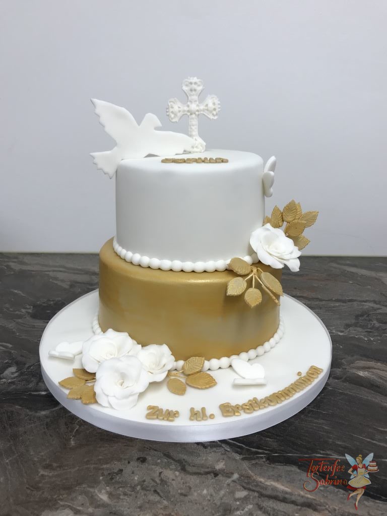Erstkommunionstorte - Gold mit Taube und Kreuz. Diese Torte wurde vergoldet, ebenso die Blätter der weißen Rosen welche die Torte zieren.