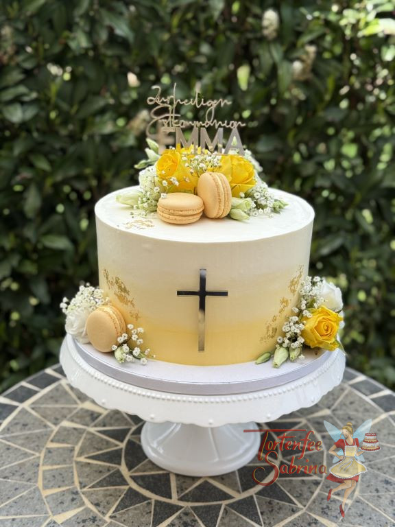 Erstkommunionstorte - Gold und gelb sind die Farben mit denen die Torte verziert wurde. Ganz vorne befindet sich das goldene Kreuz.