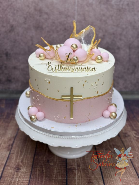 Erstkommunionstorte - Goldene Schale aus Zucker verziert neben den beiden goldenen Caketoppern die zweifärbige Torte.