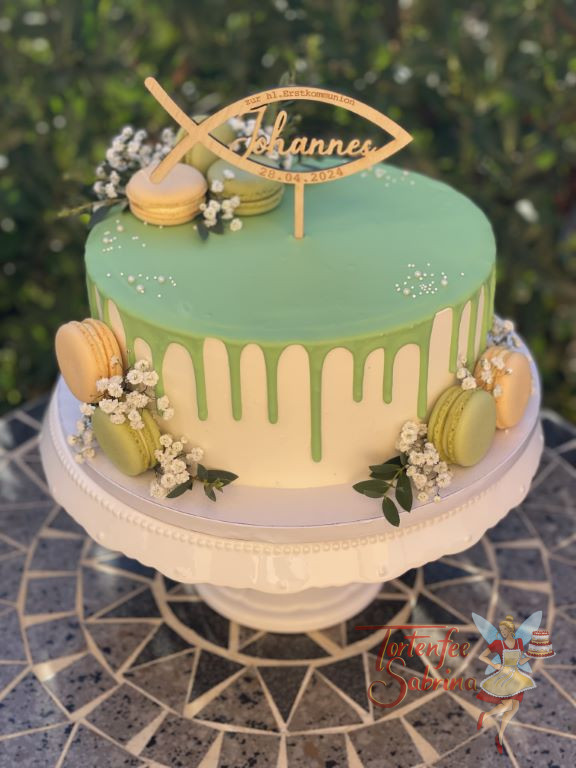 Erstkommunionstorte - Grüner Drip mit ein paar grünen Macarons und Blumen zieren neben dem Caketopper die Torte.