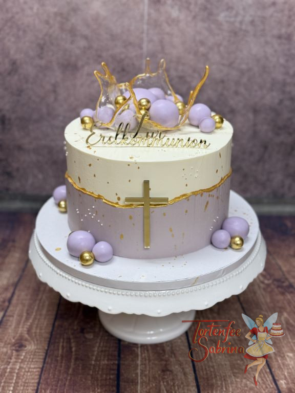Erstkommunionstorte - Kleine Schale aus Zucker mit goldenen Abschuß und Kugeln in verschiedenen Größen in lila Farbe.