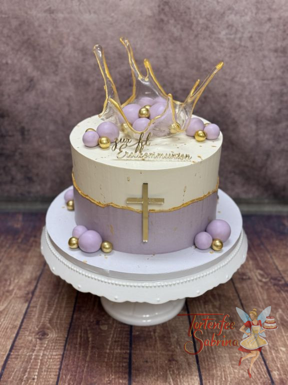Erstkommunionstorte - Lila Kugeln und eine Zuckerschale mit goldenem Rand sind oben auf der Torte neben dem Caketopper platziert.