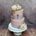 Erstkommunionstorte - Lila und Rosa wurden als Muster auf die Torte aufgebracht, Blattgold, Rosen und ein Caketopper dürfen auch nicht fehlen.