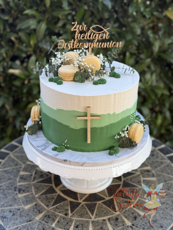Erstkommunionstorte - Mehrere grüne Schichten verzieren in unterschiedlichen Grüntönen seitlich die Torte.