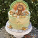 Erstkommunionstorte - Neugieriger Löwe schaut von der bunten Torte zum Regenbogen und sucht den Topf voll Gold.