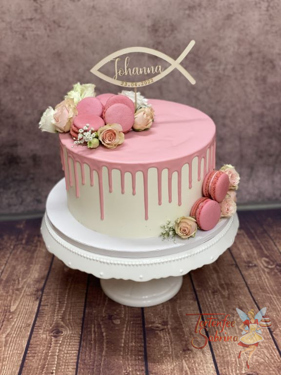 Erstkommunionstorte - Rosa Blumen und Macarons zieren den rosa Drip Cake. Ganz oben ist ein personalisierte Caketopper.