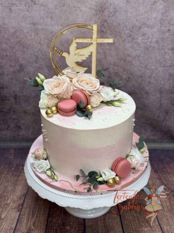 Erstkommunionstorte - Rosa Macarons verzieren neben dem Muster und dem personalisiertem Caketopper aus Holz die Torte.