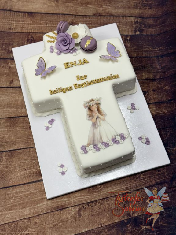 Erstkommunionstorte - Weißes Kreuz mit kleinem Mädchen welches einen schönen weiß-lila Blumenkranz im Haar trägt.