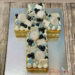 Firmungstorte - Blau-Silbernes Kreuz mit Schokolade und Macarons in silberner Farbe ist zusätlich noch mit dem passenden Caketopper verziert.