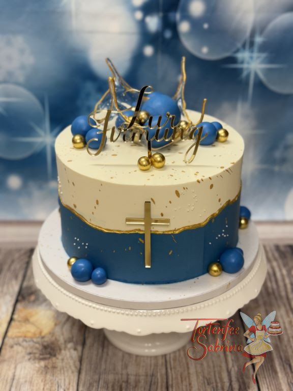 Firmungstorte - Goldene Linie trennt die blaue und weiße Farbschichte der Torte, ganz oben ziert noch ein Caketopper die Torte.